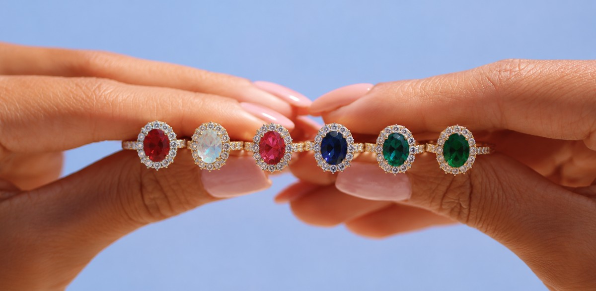 Bague de fiançailles avec diamants colorés et halo de diamants en or 18K – Tendance joaillerie 2026 | Laveran Paris